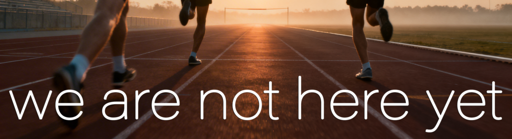 Corridori su pista al tramonto